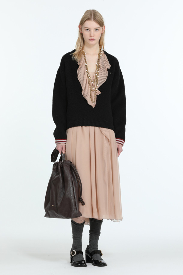 세련된 데이트룩과 카페룩을 완성하는 여성용 브이넥 크롭 풀오버 니트입니다. 봄, 가을 시즌에 어울리는 베이직 스타일의 블랙 컬러 무지 디자인으로, 레귤러핏으로 편안하게 착용 가능합니다. 긴 소매와 리버서블 디자인으로 다양한 연출이 가능하며, 니트 소재 특유의 부드러운 촉감을 선사합니다. 미니멀, 클래식, 캐주얼 등 어떤 스타일에도 잘 어울리는 활용도 높은 아이템입니다.
