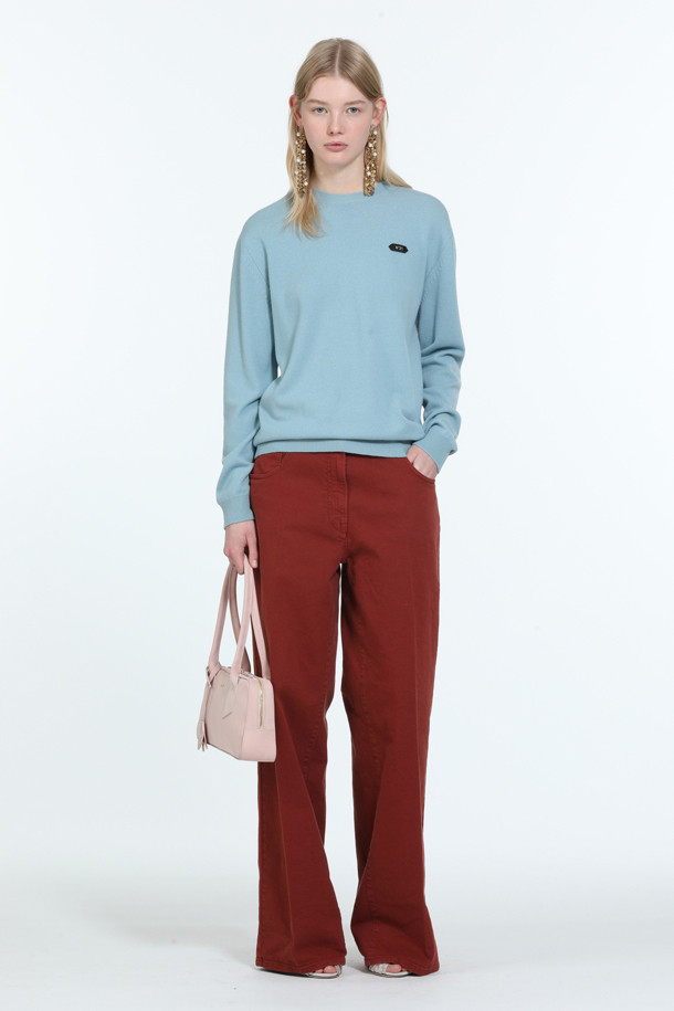 로고택 크루넥 니트는 버진울 100% 소재로 제작되어 부드러운 촉감과 뛰어난 보온성을 자랑합니다. 봄, 가을에 어울리는 넉넉한 핏의 긴소매 니트로, 베이직하고 미니멀한 스타일을 연출합니다. 가슴 위 스몰 로고택 디테일이 은은한 포인트를 더하며, 민트 색상으로 산뜻함을 더했습니다. 카페룩, 가을 나들이룩 등 다양한 TPO에 활용할 수 있으며, 미니멀, 클래식, 캐주얼 스타일을 즐겨 입는 분들께 추천합니다.
