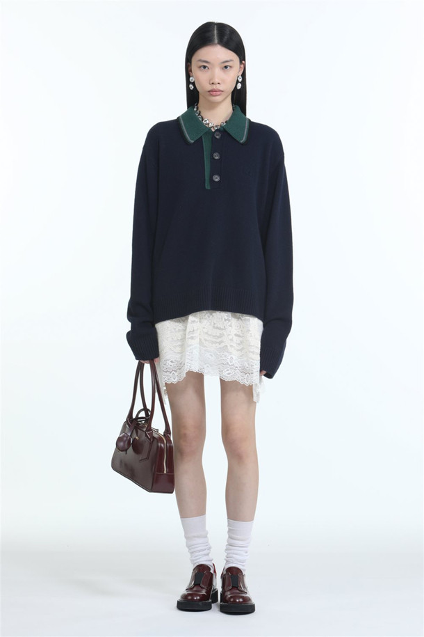 네이비와 초록, 두 가지 색상으로 만나볼 수 있는 폴로 카라 오버 니트입니다. 울 100% 소재로 제작되어 부드러운 촉감과 뛰어난 보온성을 자랑하며, 가을, 겨울에 따뜻하게 착용하기 좋습니다. 손등을 덮는 긴 소매와 여리여리한 실루엣을 연출해 주는 오버핏 디자인으로, 모던하고 베이직한 스타일을 완성합니다. 일상, 카페, 모임 등 다양한 TPO에 활용하기 좋으며, 클래식, 미니멀, 캐주얼 스타일을 즐겨 입는 여성분들께 추천합니다.
