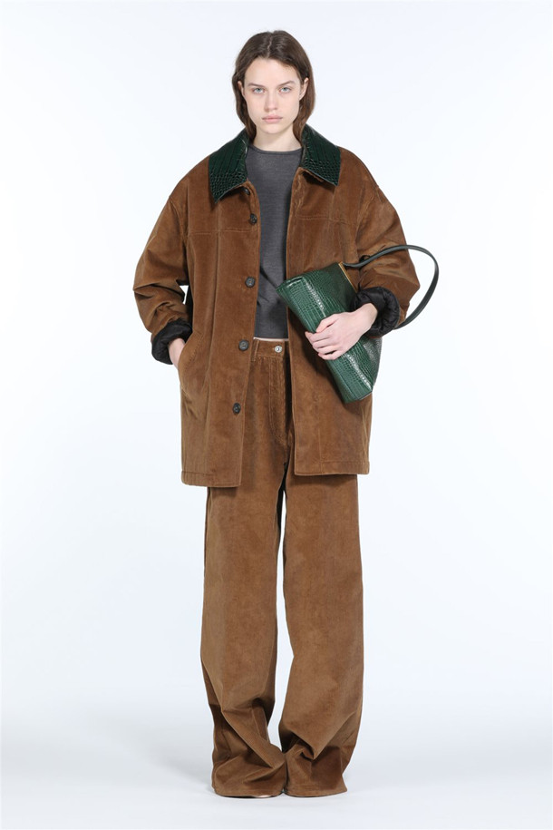 **울 크롭 하프슬리브 니트**는 여성용 상의로, 멜란지 그레이와 블랙 두 가지 색상으로 제공됩니다. 봄, 가을, 겨울 계절에 적합하며, 베이직한 스타일을 추구하는 분들께 이상적입니다. 울 소재로 제작되어 부드러운 촉감을 선사하며, 라운드넥과 크롭 기장, 하프 슬리브 디자인으로 세련된 실루엣을 연출합니다. 이너 또는 단독으로 착용 가능하여 다양한 스타일을 연출할 수 있는 활용도 높은 아이템입니다.
