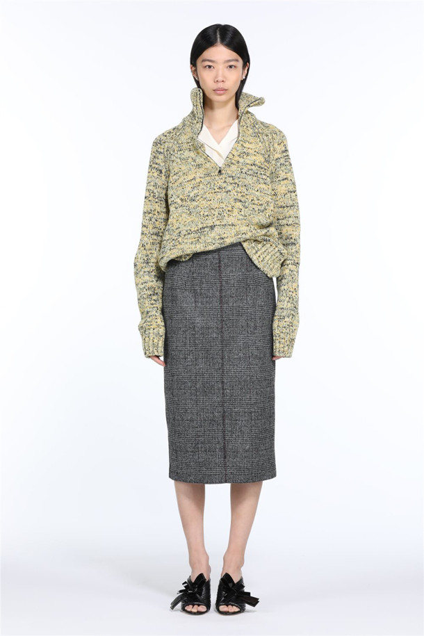 포근한 옐로우 멜란지 컬러가 돋보이는 여성 멜란지 울 오버 니트입니다. 100% 울 소재로 제작되어 두꺼운 두께감과 포근한 촉감을 선사하여 겨울철 따뜻하게 착용할 수 있습니다. 라운드넥 디자인에 오버핏으로 제작되어 캐주얼하면서도 트렌디한 스타일을 연출하며, 데일리룩, 집콕룩, 산책룩 등 다양한 TPO에 활용하기 좋습니다. 미니멀, 캐주얼, 클래식 스타일을 즐겨 입는 분들께 추천합니다. 긴소매 기장의 레귤러 기장으로 어떤 하의와도 잘 어울립니다.
