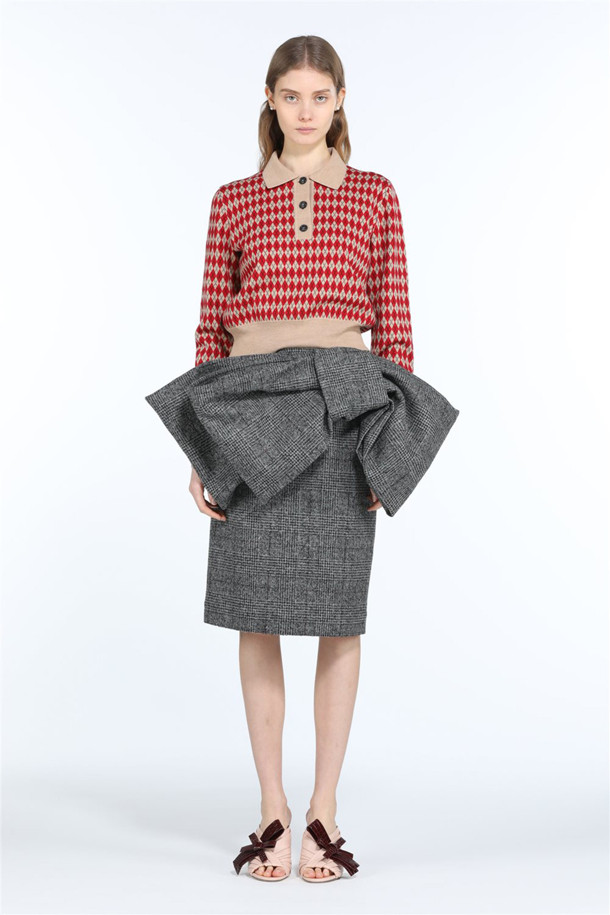 레드 아가일 폴로 니트는 클래식한 무드의 여성용 니트/스웨터입니다. 가을, 겨울 시즌에 어울리는 두꺼운 울 소재로 제작되어 부드러운 촉감을 선사하며, 크롭 기장과 레귤러핏으로 편안하게 착용 가능합니다. 아가일 패턴과 카라 디테일, 긴 소매, 폴로넥 디자인이 특징이며, 데이트룩, 모임룩, 출근룩 등 다양한 TPO에 활용할 수 있습니다. 미니멀, 캐주얼 스타일을 즐겨 입는 분들께 추천합니다.
