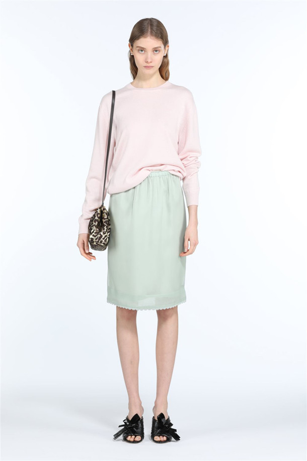 부드러운 캐시미어 소재로 제작되어 포근함을 선사하는 여성 캐시미어 크루넥 니트입니다. 파스텔 옐로우, 핑크, 그레이 세 가지 다채로운 컬러로 출시되어, 겨울철 데일리룩, 카페룩, 데이트룩 등 다양한 TPO에 매치하기 좋습니다. 레귤러핏 디자인과 크루넥 라인이 클래식하면서도 미니멀한, 여성스러운 스타일을 연출해 줍니다. 긴 소매 기장으로 보온성을 높였으며, 무지 패턴으로 어떤 옷에도 쉽게 코디할 수 있습니다. 가을, 겨울 시즌, 캐시미어 특유의 부드러운 촉감을 느껴보세요.
