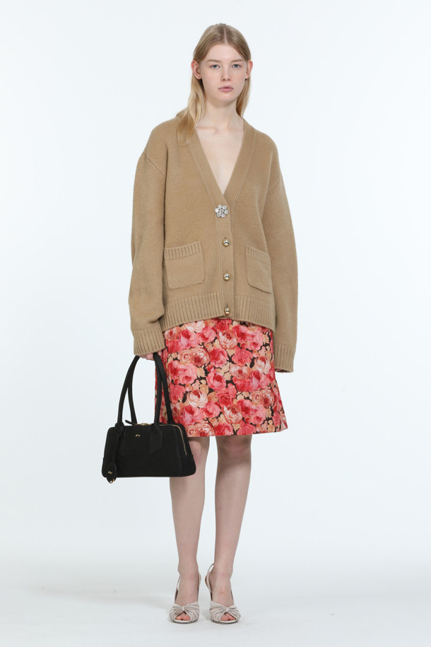 포근하고 우아한 무드의 여성 앙고라 가디건입니다. 버진울과 앙고라 소재 혼방으로 제작되어 부드러운 촉감과 뛰어난 보온성을 자랑하며, 가을과 겨울 시즌에 활용하기 좋습니다. 브이넥 라인에 크롭 기장으로 세련된 실루엣을 연출하며, 무지 디자인에 주얼 버튼 디테일로 고급스러움을 더했습니다. 오버핏으로 편안하게 착용 가능하며, 데이트룩, 모임룩, 겨울 데일리룩 등 다양한 TPO에 클래식하고 미니멀한 스타일을 완성해 보세요.
