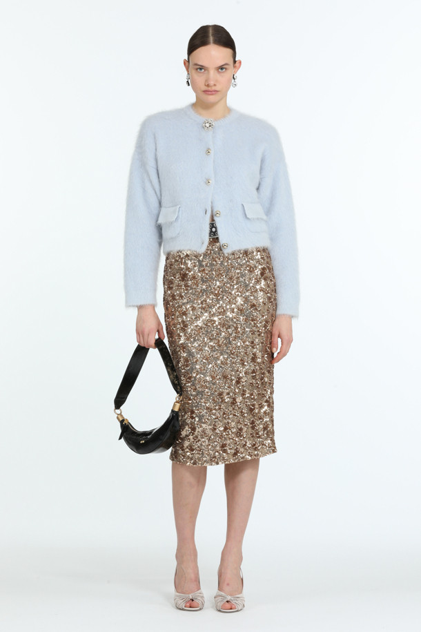 **하늘색 앙고라 가디건**은 가을, 겨울 시즌 여성의 우아함을 더해줄 아이템입니다. 부드러운 앙고라 소재의 두꺼운 크롭 기장 가디건으로, 라운드넥과 톤온톤 메탈 버튼, 포켓 디테일이 돋보입니다. 데이트룩, 카페룩, 모임룩 등 다양한 TPO에 클래식, 미니멀, 로맨틱 스타일을 연출할 수 있습니다. 긴 소매와 부드러운 촉감으로 포근함을 선사하며, 엘레강스한 분위기를 완성합니다.
