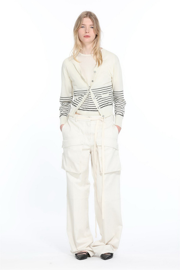 아이보리 컬러의 여성용 스트라이프 가디건입니다. 봄, 가을에 어울리는 크롭 기장의 브이넥 디자인으로, 모던하고 베이직한 스타일을 연출합니다. 긴소매에 스몰 포켓 디테일과 버튼 여밈으로 포인트를 더하여 클래식, 미니멀, 캐주얼 등 다양한 스타일을 소화할 수 있습니다. 데이트룩, 카페룩, 봄 소풍룩에 매치하여 세련된 분위기를 낼 수 있는 아이템입니다.
