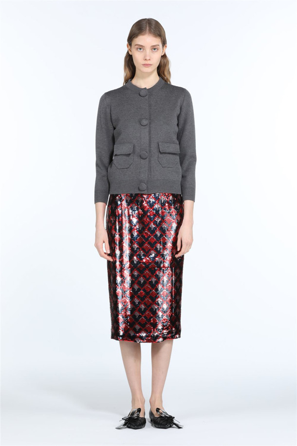 부드러운 울 소재의 라운드 버튼 가디건입니다. 멜란지 그레이와 블랙 두 가지 색상으로 출시되어, 가을, 겨울철 따뜻하게 착용하기 좋습니다. 베이직한 디자인에 긴 소매와 레귤러핏으로 제작되었으며, 다양한 이너와 레이어드하여 스타일리시하게 연출할 수 있습니다. 출근룩, 모임룩 등 TPO에 구애받지 않고 클래식, 미니멀, 캐주얼 스타일 모두 소화 가능합니다. 보온성이 우수하며 라운드넥과 버튼 디테일이 특징입니다.
