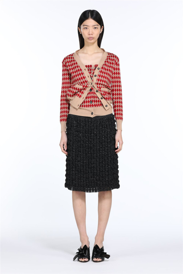 레드 아가일 가디건은 부드러운 울 소재로 제작되어 가을, 겨울 시즌 따뜻하게 착용하기 좋은 여성용 상의입니다. 클래식한 아가일 패턴과 슬림핏 디자인이 특징이며, 7부 소매와 V넥 라인이 세련된 실루엣을 연출합니다. 버튼 디테일이 포인트로 더해져 걸리시하고 미니멀한 스타일을 선호하는 분들께 추천합니다. 데이트룩, 카페룩, 겨울 데일리룩 등 다양한 TPO에 활용하여 클래식한 무드를 즐겨보세요.
