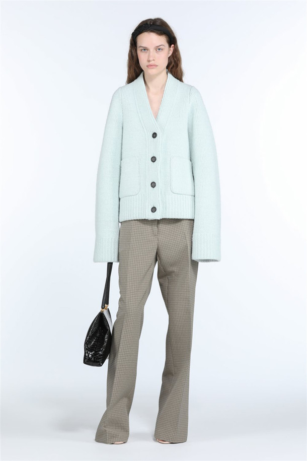 미니멀한 무드의 오버핏 본디드 가디건입니다. 울 소재로 제작되어 가을, 겨울철 따뜻하게 착용할 수 있으며, 두꺼운 두께감과 더블 본딩 안감으로 보온성을 높였습니다. 브이넥 디자인에 긴 소매 기장으로, 출근룩이나 모임룩 등 다양한 TPO에 활용 가능합니다. 구조적인 실루엣이 특징이며, 민트 색상으로 포인트를 더했습니다. 시크하고 클래식한 스타일 연출에 적합합니다.
