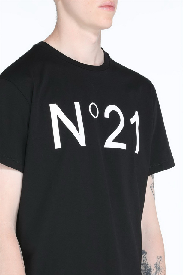 N21(엔투애니원) 로고 티셔츠 (Unisex)는 부드러운 면 소재로 제작되어 편안한 착용감을 선사합니다. 베이직한 스타일의 라운드넥 반소매 티셔츠로, 스탠다드핏으로 제작되어 누구나 부담 없이 즐겨 입을 수 있습니다. 화이트, 그린, 그레이 세 가지 컬러로 출시되어 다양한 스타일에 활용하기 좋습니다. 일상, 동네 마실룩, 여행룩 등 캐주얼하고 미니멀한 스타일을 연출하고 싶을 때 추천합니다. 전면에 N21 로고 프린팅으로 포인트를 더했습니다.

