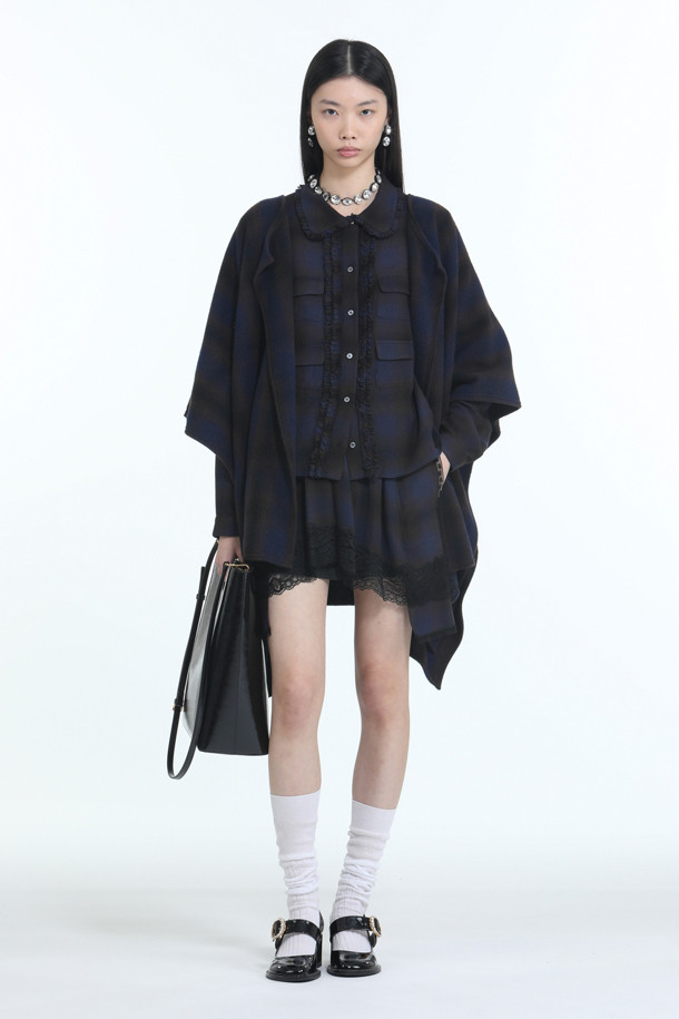 네이비와 블랙 컬러의 울 소재로 제작된 체크 숄 케이프입니다. 가을, 겨울 시즌에 어울리는 두꺼운 두께감으로 따뜻하게 착용할 수 있습니다. 클래식하고 엘레강스한 스타일을 연출하며, 체크 패턴이 돋보입니다. 브로치로 스타일링하여 고정할 수 있어 다양한 연출이 가능합니다. 데이트룩, 모임룩, 겨울 데일리룩에 모두 잘 어울리는 아이템입니다.
