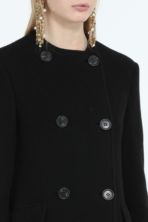 세련된 분위기를 연출하는 우븐 롱 코트입니다. 블랙 컬러의 울 소재로 제작되어 가을, 겨울 시즌 따뜻하게 착용할 수 있습니다. 클래식하고 미니멀한 스타일로 오피스룩, 겨울 데일리룩, 모임룩 등 다양한 TPO에 활용하기 좋습니다. 차이나칼라 디테일과 더블 버튼 여밈으로 세련된 디자인을 더했으며, 레귤러핏으로 편안하게 착용 가능합니다. 긴 소매의 맥시 기장으로 시크한 매력을 뽐내보세요.
