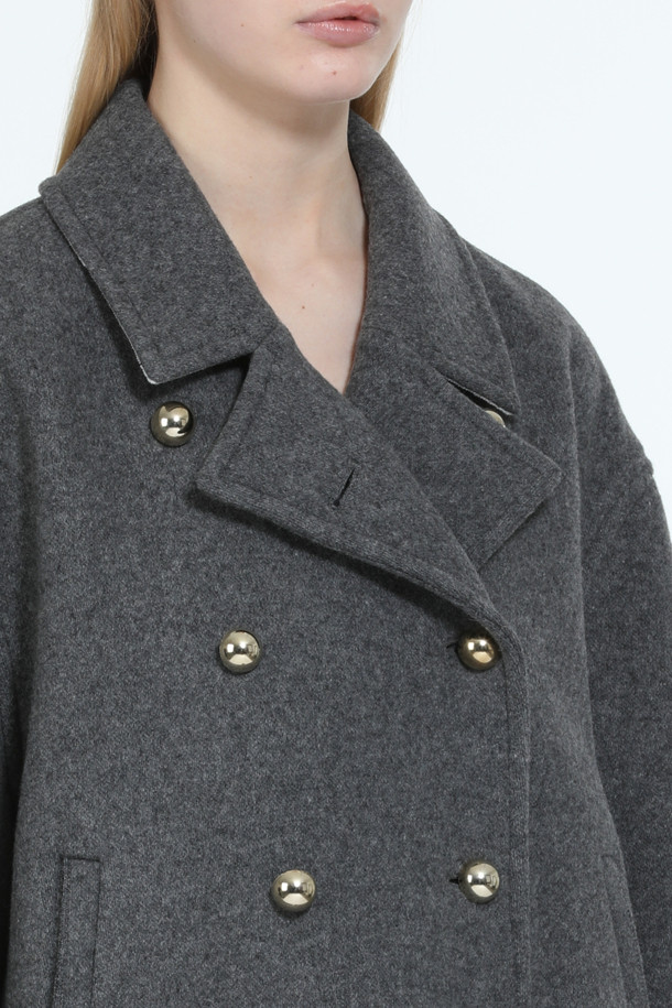 세련된 무드의 울 버튼 퍼코트입니다. 블랙과 그레이 두 가지 색상으로 출시되어, 어떤 룩에도 쉽게 매치할 수 있습니다. 엉덩이를 덮는 기장과 레귤러핏으로 편안하게 착용 가능하며, 클래식하고 엘레강스한 스타일을 연출합니다. 특히, 금장 버튼 디테일이 고급스러움을 더하며 오피스룩, 모임룩, 연말 모임룩 등 다양한 TPO에 활용하기 좋습니다. 가을, 겨울 시즌, 미니멀, 시크 스타일을 즐기는 여성분들께 추천합니다.
