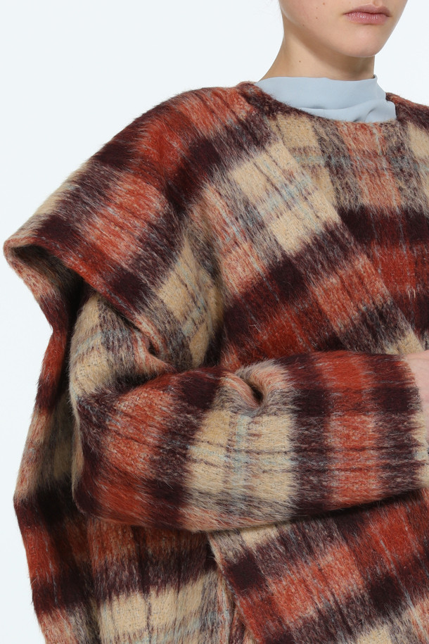 **머플러 체크 코트**

가을과 겨울, 클래식한 스타일을 연출하는 머플러 체크 코트입니다. 버건디, 베이지, 레드의 세련된 컬러로 출시되었으며, 울 소재로 제작되어 두꺼운 두께감으로 따뜻함을 선사합니다. 긴 소매 기장과 피코트 디자인은 시크하면서도 미니멀한 무드를 더합니다. 겨울 데일리룩, 모임룩, 데이트룩에 모두 잘 어울리는 아이템입니다. 체크 패턴이 돋보이는 머플러는 코트와 일체형으로 부착되어 있어 더욱 편리하게 착용할 수 있습니다.
