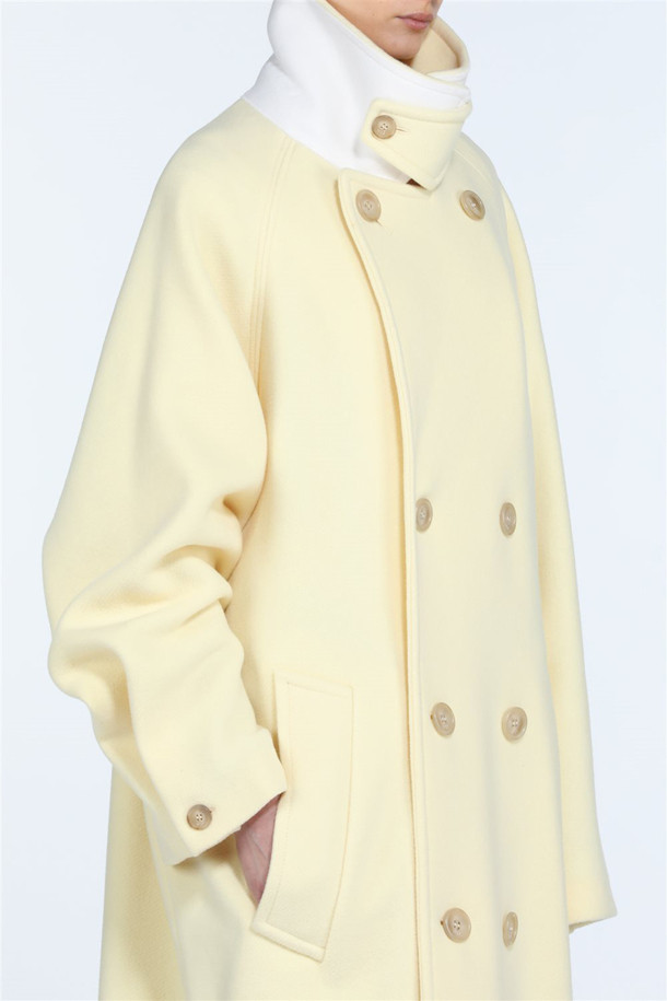 세련된 스타일을 완성하는 더블 울 롱 코트입니다. 블랙과 옐로우 두 가지 색상으로 출시되어, 당신의 개성을 드러낼 수 있습니다. 울 소재 특유의 고급스러운 분위기와 두꺼운 두께감으로 겨울철에도 따뜻하게 착용할 수 있습니다. 미니멀하고 베이직한 디자인에 롱 기장과 레귤러핏으로 제작되어 출근룩은 물론 다양한 스타일 연출에 활용하기 좋습니다. 탄탄한 울 혼방 소재와 더블 버튼 여밈 방식이 클래식한 멋을 더합니다.
