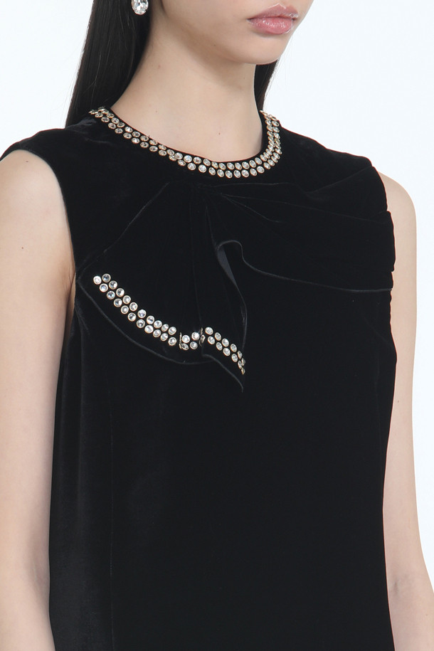 세련된 무드의 벨벳 미니 드레스입니다. 블랙 컬러의 부드러운 벨벳 소재로 제작되어 고급스러운 분위기를 자아냅니다. 라운드넥과 민소매 디자인으로 여성스러운 실루엣을 강조하며, 넥 라인의 핫픽스 디테일이 은은한 포인트를 더합니다. 슬림핏으로 날씬해 보이는 효과를 주며, 가을, 겨울 시즌 파티룩이나 연말 모임룩, 데이트룩으로 활용하기 좋습니다. 클래식, 미니멀, 시크 스타일을 선호하는 여성분들께 추천합니다.
