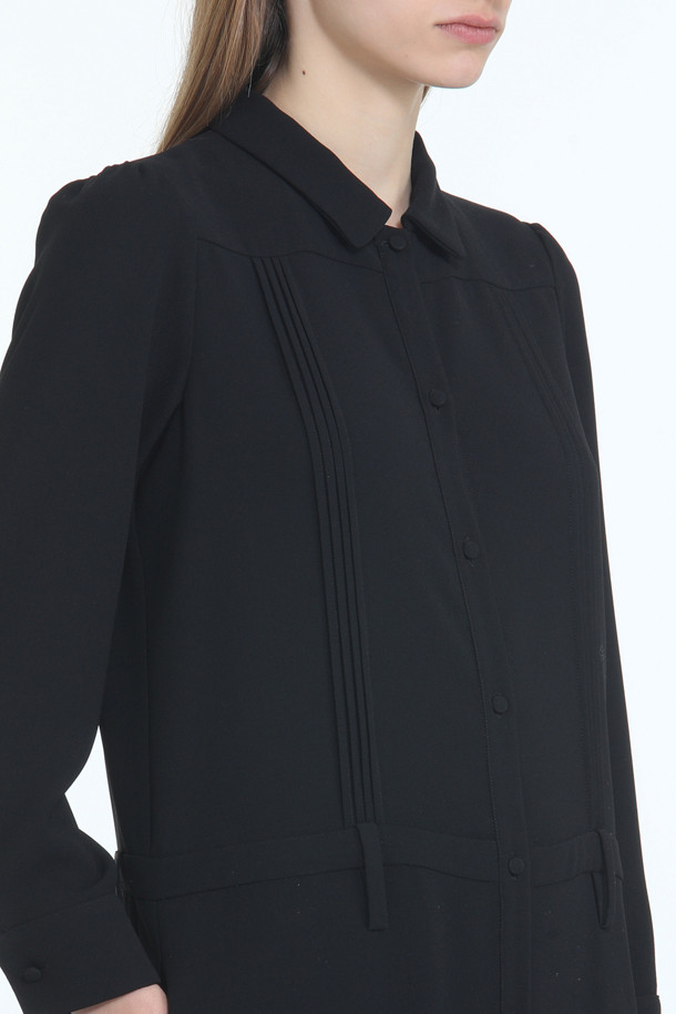 우븐 맥시 드레스는 모던하고 우아한 스타일을 연출하는 여성용 원피스입니다. 블랙 컬러의 H라인 핏으로, 사계절 내내 활용할 수 있는 얇은 두께감의 긴소매 디자인입니다. 부드러운 폴리에스테르 소재로 제작되어 편안한 착용감을 선사하며, 차이나 칼라와 블라우스 스타일이 특징입니다. 데이트룩, 모임룩으로 적합하며, 클래식, 미니멀, 시크한 스타일을 선호하는 분들께 추천합니다.
