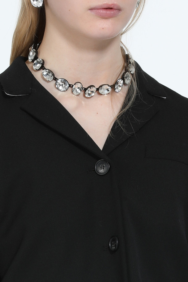 **우븐 쁘띠 재킷**

부드러운 울 소재로 제작된 이 쁘띠 재킷은 모던하고 미니멀한 스타일을 추구하는 여성들을 위한 아이템입니다. 얇은 두께감과 은은한 광택감이 특징이며, 봄, 가을 시즌에 활용하기 좋습니다. 블랙과 그레이 두 가지 컬러로 출시되어 다양한 룩에 매치하기 용이합니다. 레귤러핏으로 제작되었으며, 버튼 여밈 방식과 긴 소매 기장으로 클래식하고 시크한 분위기를 연출합니다. 출근룩, 오피스룩, 모임룩 등 TPO에 구애받지 않고 폭넓게 활용할 수 있습니다.
