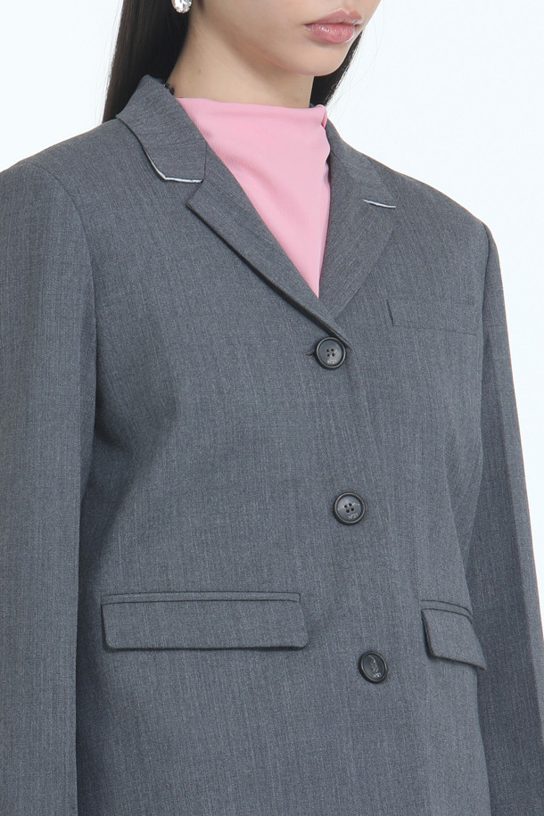 세련된 무드의 우븐 쁘띠 재킷입니다. 부드러운 촉감의 울 소재로 제작되었으며, 봄, 가을 시즌에 착용하기 좋습니다. 블랙과 그레이 두 가지 컬러로 출시되어, 모던하고 미니멀한 스타일을 연출합니다. 테일러드 코트 타입에 크롭 기장과 레귤러핏으로, 출근룩, 오피스룩, 모임룩 등 다양한 TPO에 활용 가능합니다. 버튼 여밈 방식에 긴 소매 디자인으로 클래식, 미니멀, 시크한 스타일을 완성해 보세요.
