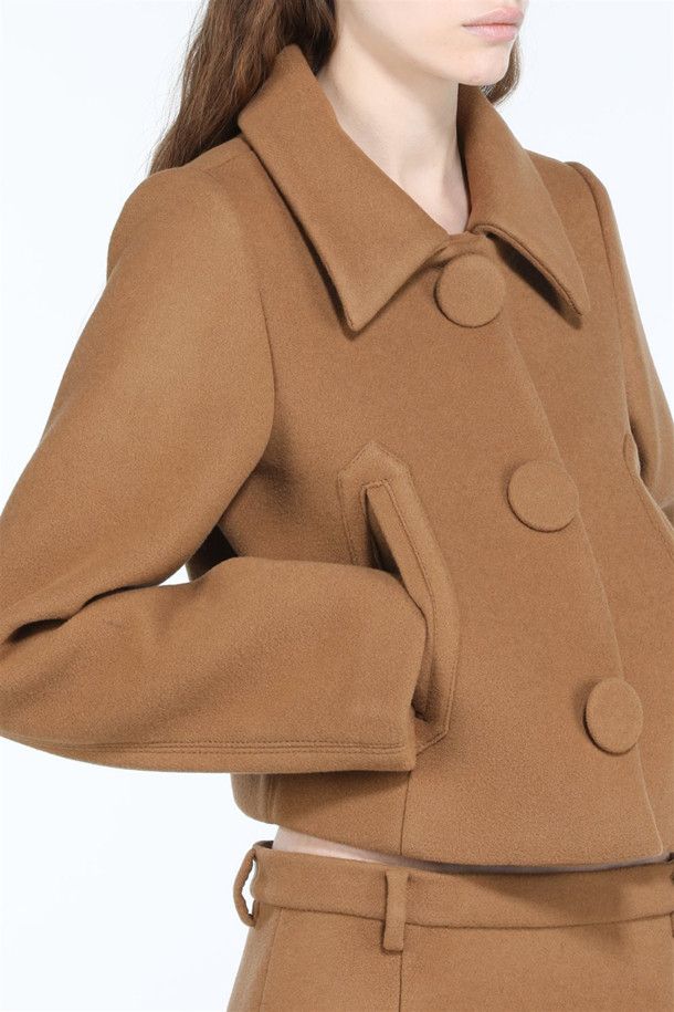 가을과 겨울, 당신의 품격을 높여줄 브라운 울 재킷입니다. 클래식하고 시크한 스타일을 연출하기에 완벽하며, 오피스룩, 출근룩, 모임룩 등 TPO에 구애받지 않고 활용할 수 있습니다. 두꺼운 울 소재로 제작되어 따뜻하고 포근하며, 레귤러 핏으로 편안한 착용감을 선사합니다. 크롭 기장에 싱글 버튼 여밈, 빅 라운드 버튼 디테일이 더해져 고급스러움을 더했습니다. 긴 소매 기장으로 어떤 옷차림에도 세련되게 매치할 수 있습니다.
