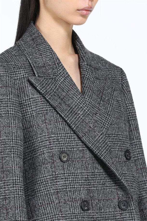 세련된 스타일을 완성하는 여성용 체크 울 자켓입니다. 가을, 겨울 시즌에 어울리는 두꺼운 두께감으로 포근함을 더하며, 클래식한 디자인과 테일러드핏이 돋보입니다. 더블 버튼 여밈 방식으로 포인트를 주고, 그레이 컬러의 체크 패턴이 세련된 분위기를 연출합니다. 데일리룩부터 오피스룩, 출근룩, 모임룩까지 폭넓게 활용할 수 있는 실용적인 아이템입니다. 울과 폴리에스테르 혼방 소재로 제작되어 부드러운 촉감과 편안한 착용감을 선사합니다.
