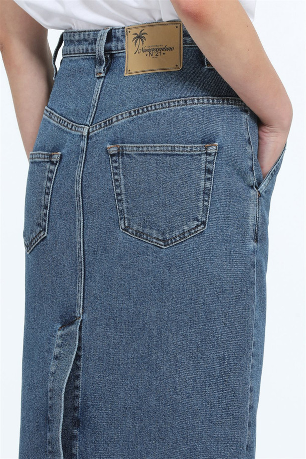 캐주얼한 데님 롱 스커트입니다. H라인 핏으로 떨어지는 블루 컬러의 스커트는 봄, 가을에 적합하며, 데이트룩, 쇼핑룩 등 다양한 TPO에 활용하기 좋습니다. 뻣뻣한 촉감의 두꺼운 데님 소재로 제작되었으며, 미니멀, 클래식 스타일을 연출하기에 좋습니다. 로고 패치 디테일이 돋보이는 디자인으로, 일상 속에서 개성을 드러낼 수 있습니다.
