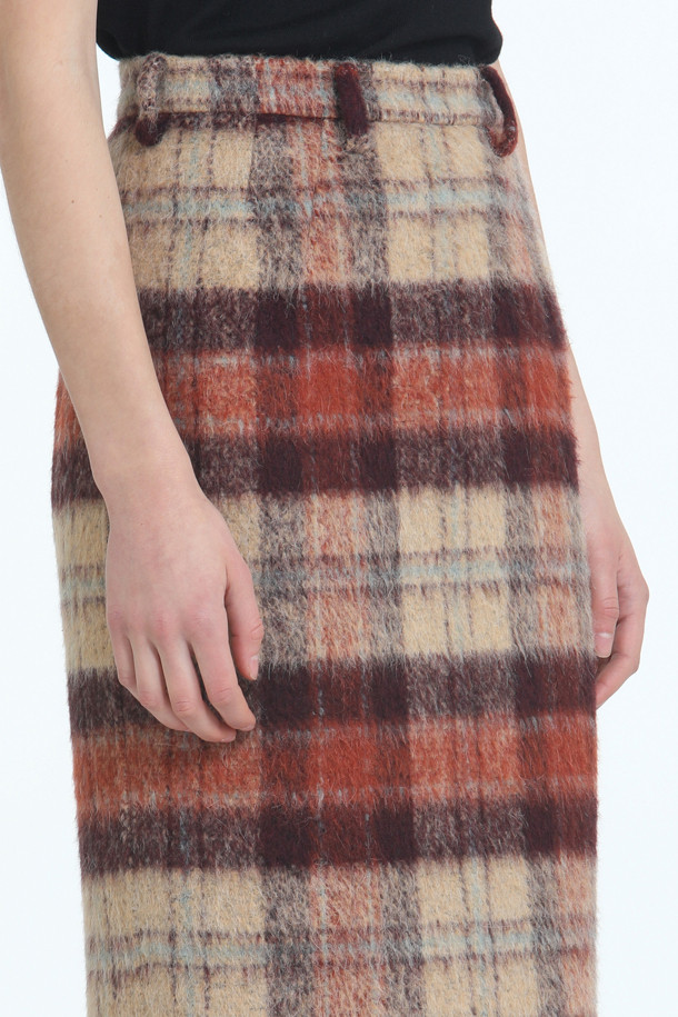 **체크 울 스커트**

가을, 겨울 시즌을 위한 여성 체크 울 스커트입니다. 브라운, 오렌지, 베이지 세 가지 색상으로 만나볼 수 있으며, 클래식하고 베이직한 스타일을 연출합니다. 두껍고 뻣뻣한 울 소재로 제작되어 따뜻함을 선사하며, H라인의 슬림핏 롱스커트 디자인입니다. 오피스룩, 모임룩, 겨울 데일리룩 등 다양한 TPO에 활용 가능하며, 클래식, 미니멀, 시크한 스타일을 완성합니다. 후면 지퍼 디테일로 편안한 착용감을 제공합니다.
