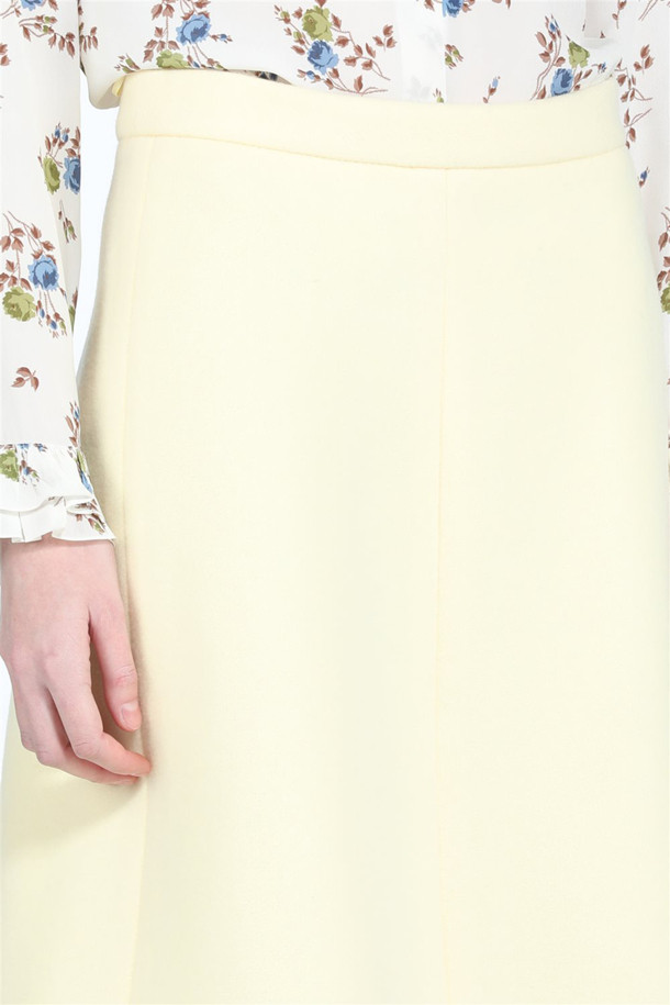 부드러운 울 소재로 제작되어 따뜻하고 포근한 파스텔 울 스커트입니다. 여성스러운 A라인 핏과 미니 기장으로 다리가 길어 보이는 효과를 선사하며, 무지 디자인으로 어떤 상의와도 쉽게 매치할 수 있습니다. 가을, 겨울 시즌에 어울리는 두꺼운 두께감으로 보온성을 높였으며, 데이트룩, 출근룩, 모임룩 등 다양한 TPO에 활용 가능합니다. 클래식, 미니멀, 걸리시 스타일을 모두 아우르는 활용도 높은 아이템으로, 부드러운 촉감이 특징입니다. 
