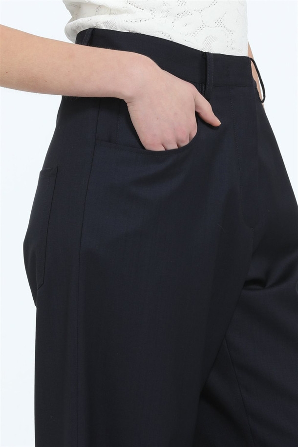 버진울 와이드 팬츠는 가을, 겨울 시즌에 어울리는 여성용 와이드 팬츠입니다. 네이비 컬러의 무지 디자인으로 미니멀하고 시크한 스타일을 연출하며, 데일리, 출근, 오피스룩으로 활용하기 좋습니다. 부드러운 촉감의 버진울 소재로 제작되어 고급스러운 실루엣을 선사하며, 히든 클로저 방식으로 깔끔하게 마감되었습니다. 루즈핏의 긴 기장으로 편안함과 스타일리시함을 동시에 잡았습니다.
