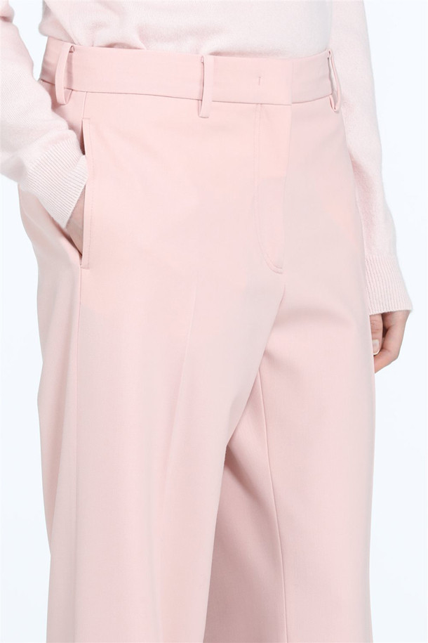 여성스러운 무드를 연출하는 핑크 와이드 슬랙스입니다. 부드러운 촉감과 세련된 와이드핏이 돋보이며, 파우더 핑크 컬러가 은은한 분위기를 더합니다. 일상, 포멀, 캐주얼 등 다양한 TPO에 활용 가능하며, 미니멀, 클래식, 시크 스타일을 즐기는 분들께 추천합니다. 봄, 여름, 가을 시즌에 착용하기 좋은 긴 기장의 슬랙스로, 스타일리시한 실루엣을 완성합니다. 출근룩, 오피스룩, 모임룩에 활용하여 멋스러운 스타일을 연출해보세요.
