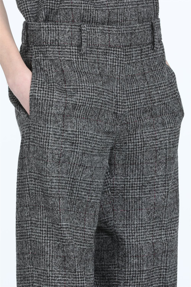 세련된 무드의 여성 울 체크 슬랙스입니다. 가을, 겨울 시즌에 어울리는 긴 기장의 클래식 핏 바지로, 오피스룩과 캐주얼 스타일 모두 소화 가능합니다. 고급스러운 그레이 컬러에 체크 패턴으로 포인트를 더하여 세련된 룩을 연출합니다. 울 소재 특유의 따뜻함과 부드러운 촉감으로 편안하게 착용할 수 있으며, 셋업으로도 활용 가능하여 활용도가 높습니다. 미니멀하고 시크한 스타일을 즐기는 여성분들께 추천합니다.
