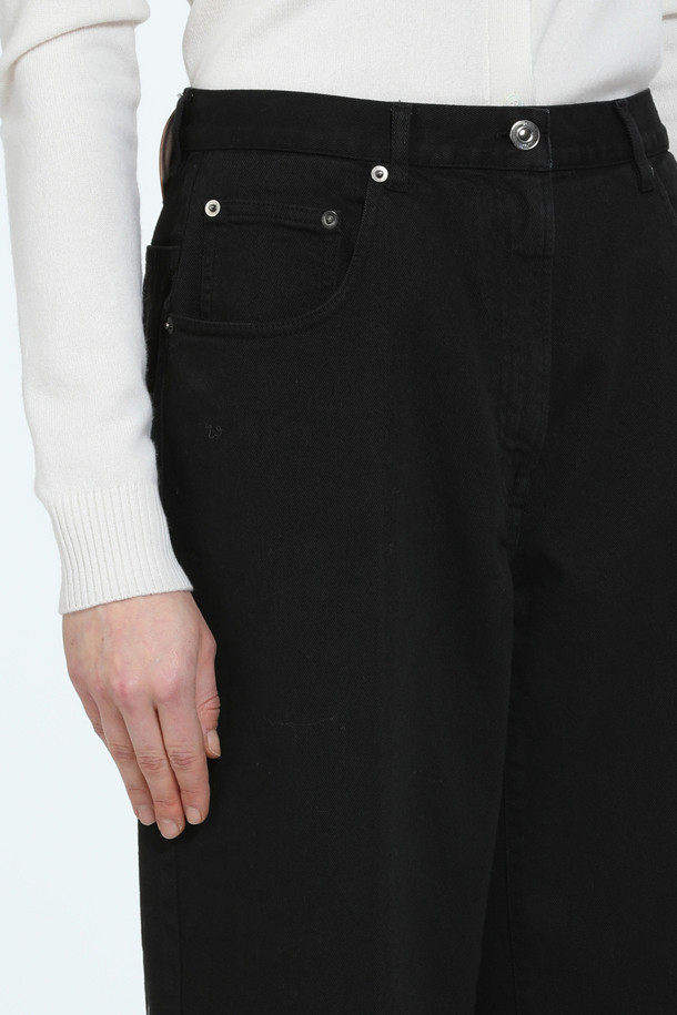 베이직하고 캐주얼한 무드의 여성 와이드 데님입니다. 봄, 가을에 어울리는 긴 기장의 데님 바지로, 출근룩과 모임룩 등 다양한 TPO에 활용할 수 있습니다. 미니멀, 클래식 스타일을 즐겨 입는 분들께 추천하며, 베이지와 블랙 두 가지 색상으로 만나볼 수 있습니다. 데님과 코튼 혼방 소재로 제작되어 편안한 착용감을 선사합니다. 와이드핏으로 다리가 길어 보이는 효과를 줍니다.
