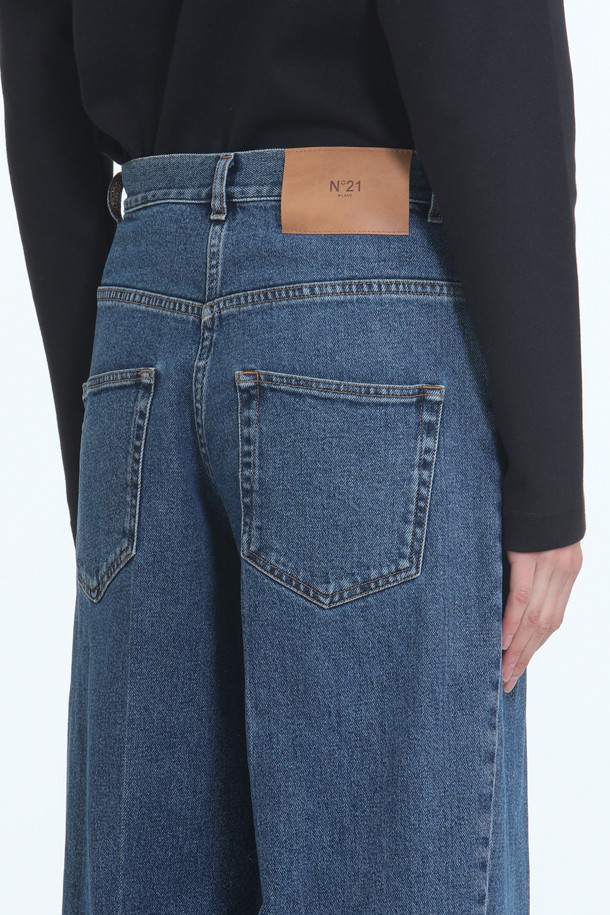 세련된 투톤 디자인이 돋보이는 여성용 와이드 데님입니다. 봄, 여름, 가을 시즌에 걸쳐 활용 가능한 이 바지는 모던한 스타일을 연출하며, 데이트룩과 쇼핑룩에 잘 어울립니다. 밑단 컬러 콤비네이션으로 포인트를 더해 미니멀, 캐주얼, 클래식 등 다양한 스타일을 소화할 수 있습니다. 넉넉한 와이드핏으로 편안함과 스타일리시함을 동시에 잡은 데님 팬츠입니다. 코튼과 데님 소재로 제작되어 부드러운 촉감과 자연스러운 핏을 선사합니다.
