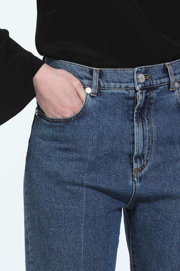 세련된 투톤 디자인이 돋보이는 여성용 슬림핏 데님 팬츠입니다. 봄, 여름, 가을 시즌에 활용하기 좋은 크롭 기장으로 다리가 길어 보이는 효과를 선사합니다. 캐주얼하고 모던한 스타일을 연출하며, 데이트룩이나 쇼핑룩에 잘 어울립니다. 밑단에 컬러 콤비네이션 포인트가 더해져 개성 있는 스타일을 완성합니다. 면과 데님 소재 혼방으로 편안한 착용감을 제공합니다.
