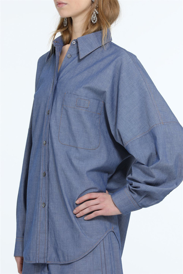 부드러운 샴브레이 소재의 여성 셔츠입니다. 데이트룩, 카페룩에 어울리며 미니멀, 캐주얼, 클래식 스타일을 연출할 수 있습니다. 여유 있는 오버핏으로 편안한 착용감을 선사하며, 포켓 디테일이 돋보입니다. 긴 소매 기장으로 다양한 스타일링이 가능하며, 아우터로도 활용할 수 있습니다. 무지 디자인으로 어떤 옷에도 매치하기 용이합니다.
