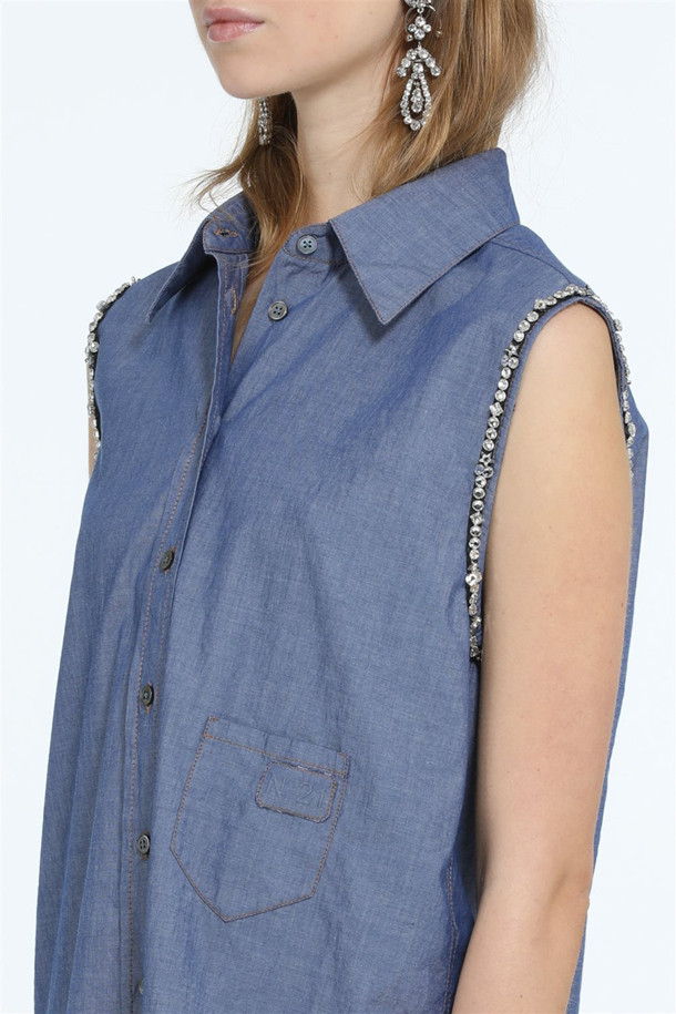 시원한 블루 컬러의 샴브레이 소재로 제작된 여성 슬리브리스 셔츠입니다. 셔츠 칼라와 레귤러핏 디자인으로 모던하면서도 클래식한 무드를 연출합니다. 얇은 두께감으로 여름철에도 시원하게 착용 가능하며, 부드러운 촉감이 특징입니다. 버튼업 스타일과 주얼라인 디테일이 더해져 데이트룩이나 휴가룩 등 다양한 TPO에 활용하기 좋습니다. 미니멀, 클래식, 캐주얼 스타일을 즐겨 입는 여성분들께 추천합니다.
