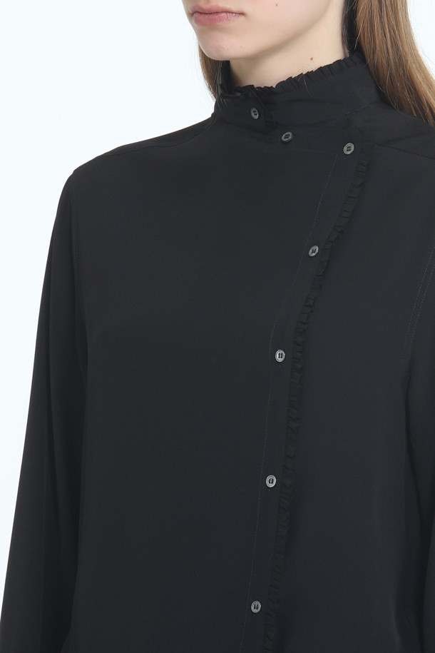 모던하고 엘레강스한 무드의 여성 하이넥 블라우스입니다. 부드러운 실크 소재로 제작되어 뛰어난 착용감을 선사하며, 사계절 내내 활용 가능합니다. 블랙 컬러의 레귤러핏 긴 소매 블라우스로, 하이넥 프릴 디테일과 중앙에서 벗어난 버튼업 디자인이 특징입니다. 오피스룩, 모임룩, 소개팅룩 등 다양한 TPO에 클래식, 미니멀, 시크한 스타일을 연출하기 좋습니다.
