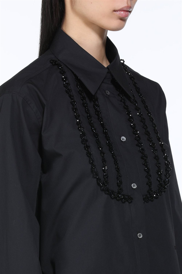 세련된 여성의 스타일을 완성해 줄 코튼 프릴 블라우스입니다. 부드러운 면 소재로 제작되어 편안한 착용감을 선사하며, 봄, 여름 시즌에 적합한 얇은 두께감으로 시원하게 즐길 수 있습니다. 블랙 색상에 라운드넥과 긴 소매, 레귤러핏으로 디자인되어 페미닌한 무드를 연출합니다. 프릴 디테일이 돋보이는 이 블라우스는 데이트룩, 모임룩 등 다양한 TPO에 활용 가능하며, 클래식, 미니멀, 로맨틱 스타일을 즐기는 분들께 추천합니다.
