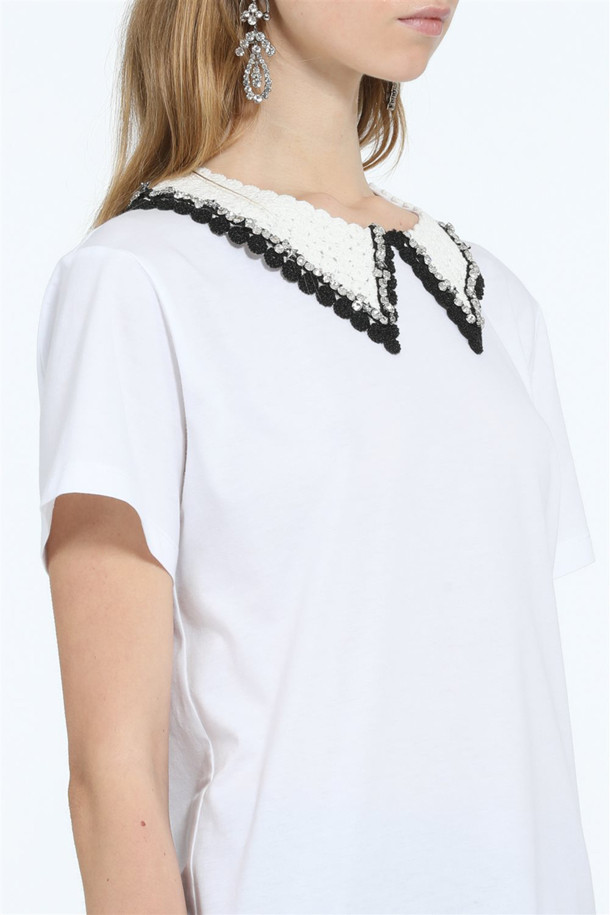 N21 캡슐 컬렉션의 폴로 카라 티셔츠입니다. 클래식하고 페미닌한 무드의 여성 의류로, 봄, 여름 시즌에 착용하기 좋습니다. 네이비와 화이트 두 가지 색상으로 출시되었으며, 부드러운 면 소재로 제작되어 편안한 착용감을 선사합니다. 레귤러 핏과 반소매 디자인으로, 데이트룩, 카페룩, 모임룩 등 다양한 TPO에 활용 가능합니다. 주얼 장식 또는 자수가 포인트로 더해져 미니멀하면서도 세련된 스타일을 연출할 수 있습니다.
