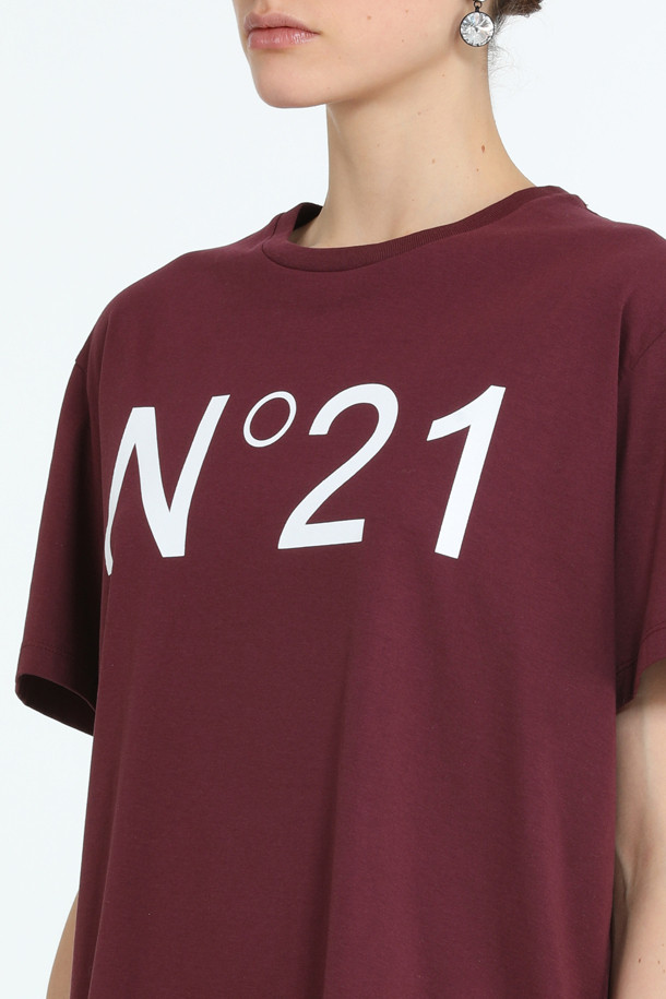 버건디 컬러의 로고 하프슬리브 티셔츠입니다. 면 소재로 제작되어 봄, 여름 시즌에 시원하게 착용 가능합니다. 미니멀한 스타일에 크롭 기장으로 트렌디함을 더했으며, 라운드넥 디자인으로 깔끔한 핏을 선사합니다. 데이트룩, 카페룩 등 다양한 TPO에 활용하기 좋고, 캐주얼, 클래식 스타일을 모두 소화할 수 있습니다. N21 브랜드 로고 프린팅으로 포인트를 더했습니다.
