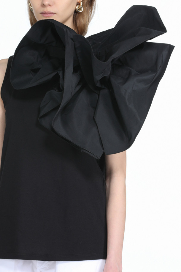 **빅플라워 티셔츠**

여성스러운 매력을 돋보이게 해줄 빅플라워 티셔츠입니다. 페미닌하고 우아한 스타일을 연출하며, 오프숄더 디자인으로 쇄골 라인을 드러내 여성스러운 분위기를 더합니다. 크롭 기장으로 다리가 길어 보이는 효과를 주며, 봄, 여름 시즌에 시원하게 착용할 수 있습니다. 데이트룩, 카페룩, 모임룩 등 다양한 TPO에 활용 가능하며, 로맨틱, 미니멀, 클래식한 스타일을 즐겨 입는 분들께 추천합니다. 특히, 리본 디테일이 더해져 사랑스러운 포인트를 더했습니다.
