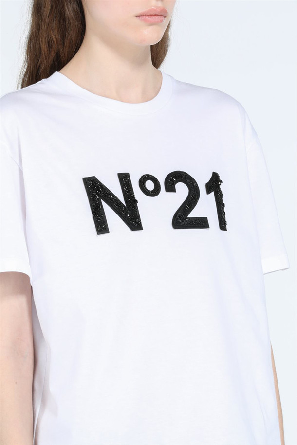 비즈 로고 하프 슬리브 티셔츠는 여성 의류로, 미니멀하고 베이직한 스타일을 추구하는 분들을 위한 아이템입니다. 봄, 여름 시즌에 적합하며, 라운드넥에 레귤러핏으로 편안하게 착용할 수 있습니다. 화이트와 블랙 두 가지 색상으로 출시되어, 데이트룩, 쇼핑룩 등 다양한 TPO에 매치하기 좋습니다. 심플한 디자인에 비즈, 크리스탈 장식이 더해져 포인트를 주며, 데님이나 스커트 등 어떤 아이템과도 쉽게 어울립니다. 하프 슬리브 소매 기장으로 시원하게 착용할 수 있습니다.
