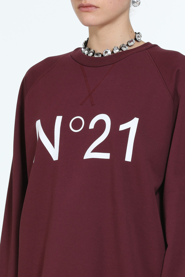 톤 다운된 버건디 컬러가 매력적인 로고 스웻셔츠입니다. 가을과 겨울, 두꺼운 두께감으로 따뜻하게 착용할 수 있으며, 미니멀하고 베이직한 스타일을 연출합니다. 면 소재의 레귤러핏 라운드넥 긴소매 디자인으로, N21 시그니처 디자인의 로고 패턴이 특징입니다. 겨울철 데일리룩, 집콕룩, 산책룩 등 다양한 TPO에 미니멀, 클래식, 캐주얼 무드로 활용하기 좋습니다.
