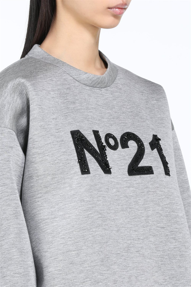 세련된 스타일을 완성할 비즈 로고 스웻셔츠입니다. 부드러운 기모 면 소재로 제작되어 가을, 겨울 시즌 따뜻하고 편안하게 착용할 수 있습니다. 베이직한 디자인에 N21 로고와 비즈 장식이 더해져 캐주얼, 미니멀, 클래식 스타일을 연출하기 좋습니다. 라운드넥과 긴소매, 크롭 기장으로 유행을 타지 않고 데일리하게 즐길 수 있는 아이템입니다. 그레이, 블랙 두 가지 색상으로 출시되어 취향에 맞게 선택 가능합니다.
