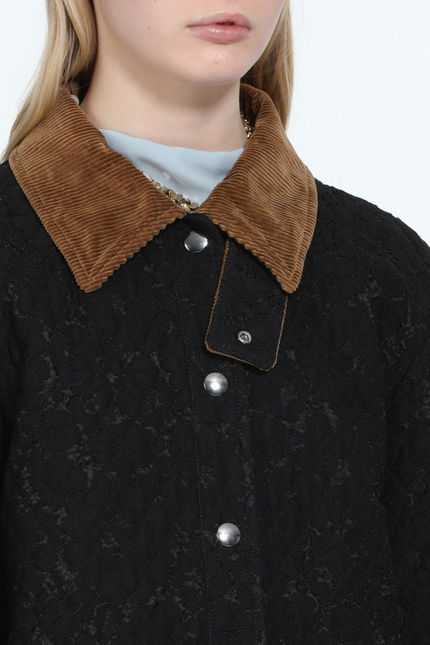 **레이스 점퍼**

클래식한 무드의 여성 레이스 점퍼입니다. 부드러운 코듀로이 소재에 엠브로이더리 레이스 원단으로 포인트를 주어 고급스러운 느낌을 선사합니다. 블랙과 브라운 두 가지 색상으로 출시되었으며, 레귤러 핏과 적당한 두께감으로 봄, 가을 간절기에 활용하기 좋습니다. 코듀로이 칼라와 메탈 버튼 디테일, 그리고 소매 디테일이 더해져 세련된 스타일을 완성합니다. 데이트룩 또는 모임룩으로 추천하며, 미니멀, 캐주얼 스타일에 잘 어울립니다.
