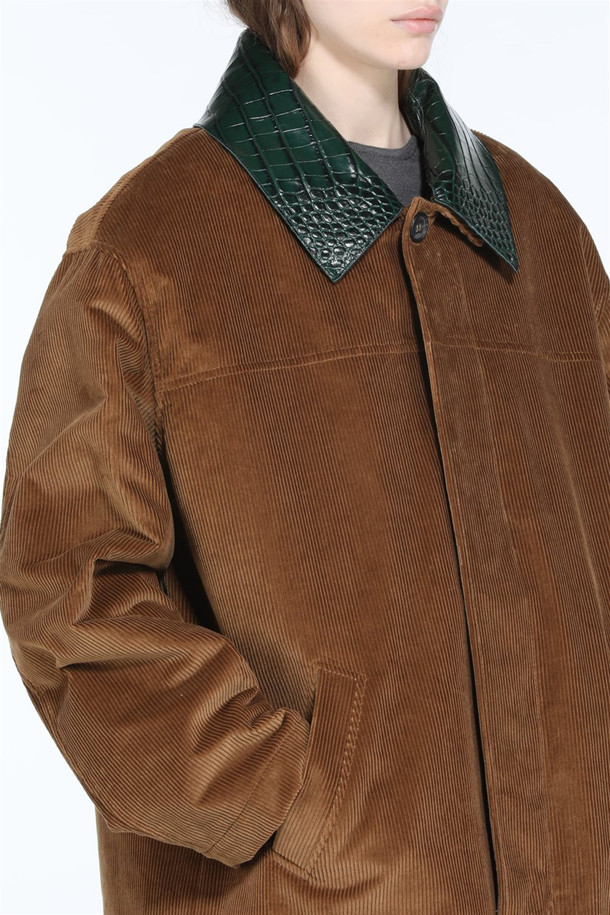 부드러운 코듀로이 소재의 브라운 컬러 코듀로이 점퍼입니다. 가을, 겨울 시즌에 어울리며, 캐주얼, 클래식, 미니멀 스타일을 모두 소화할 수 있습니다. 쌀쌀한 날씨에 레이어링하여 따뜻하게 입을 수 있으며, 일상과 모임룩에 두루 활용 가능합니다. 루즈핏으로 편안한 착용감을 선사하며, 인조가죽 칼라 디테일이 돋보이는 디자인입니다. 집업 스타일로 간편하게 여밀 수 있는 실용적인 아우터입니다.
