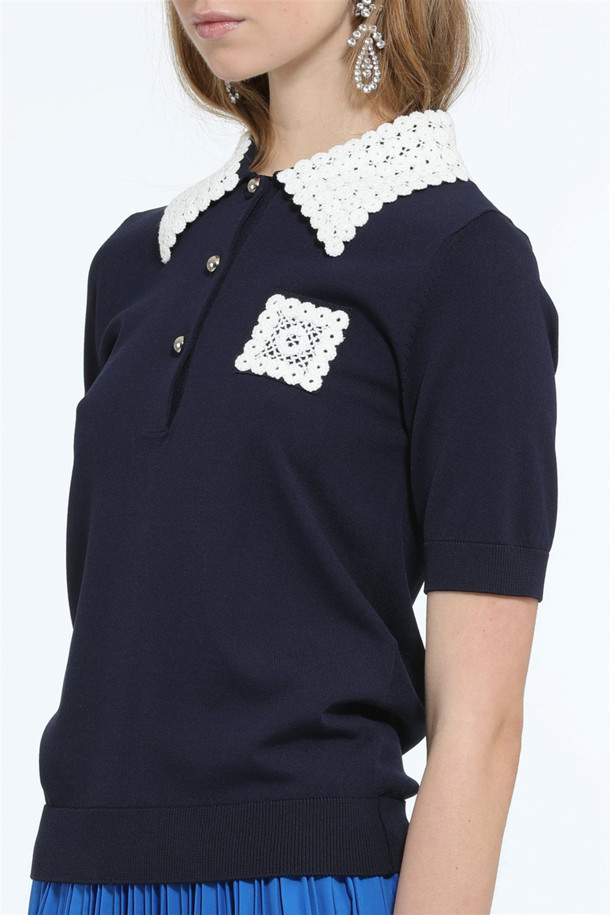 네이비 컬러의 레이스 폴로 니트입니다. 부드러운 비스코스 혼방 소재와 울 소재로 제작되어 봄, 가을에 착용하기 좋습니다. 로맨틱하고 모던한 무드를 연출하며, 레귤러핏과 반소매 기장으로 편안하게 착용할 수 있습니다. 레이스 칼라와 포켓, 메탈 버튼 디테일이 돋보이며, 데이트룩, 카페룩, 모임룩 등 다양한 TPO에 활용 가능합니다. N21 캡슐 컬렉션으로, 클래식, 로맨틱, 미니멀 스타일을 즐기는 여성분들께 추천합니다.
