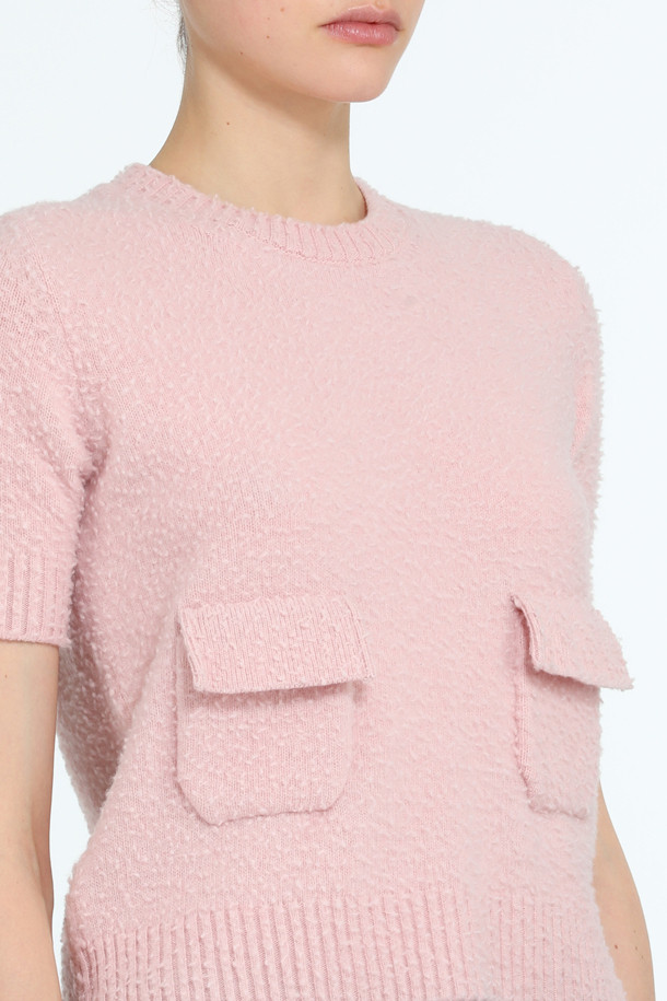 **포켓 하프 슬리브 니트**

부드러운 울 소재의 포켓 하프 슬리브 니트입니다. 얇은 두께감으로 봄, 가을 간절기에 활용하기 좋으며, 라운드넥 디자인으로 깔끔한 인상을 줍니다. 핑크 컬러와 미니멀/베이직 스타일이 어우러져 데이트룩, 카페룩, 봄 소풍룩 등 다양한 TPO에 매치하기 좋습니다. 레귤러핏으로 편안하게 착용 가능하며, 소매 밑단 립 디테일과 포켓 디테일이 돋보입니다.

