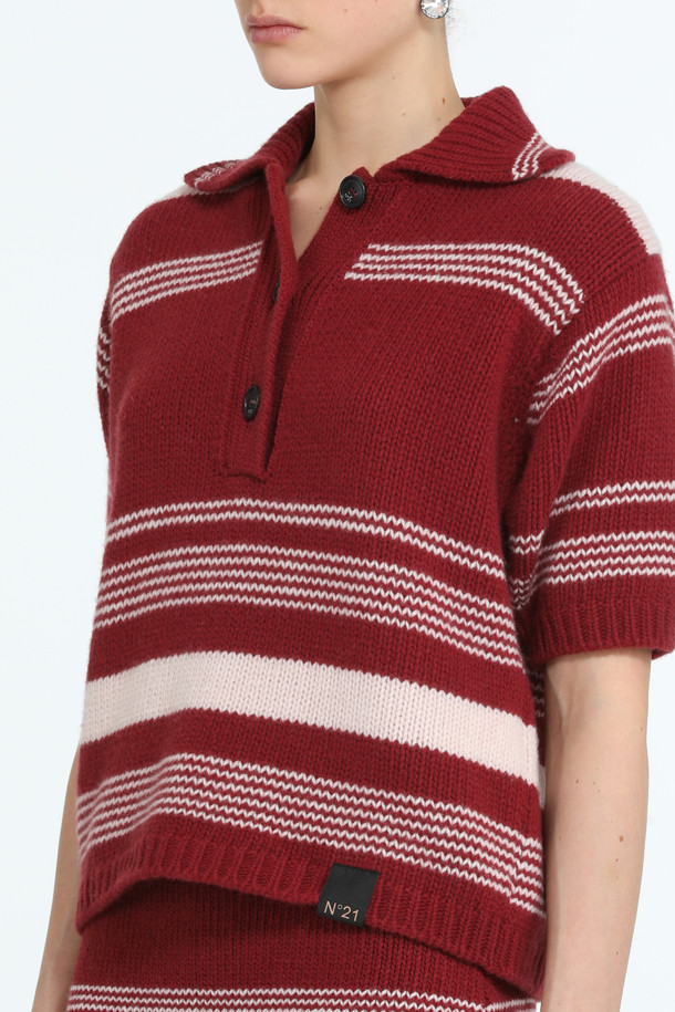 세련된 스타일을 완성하는 여성용 스트라이프 폴로 니트입니다. 봄, 여름 시즌에 어울리는 레귤러 핏의 반소매 디자인으로, 모던한 스타일을 연출합니다. 레드, 화이트 두 가지 컬러로 제공되며, 폴로넥과 스트라이프 패턴이 특징입니다. 데이트룩, 카페룩 등 다양한 TPO에 활용 가능하며, 클래식, 미니멀, 캐주얼 스타일을 즐기는 분들께 추천합니다. 셋업 스커트와 함께 매치하여 더욱 세련된 룩을 연출할 수 있습니다.
