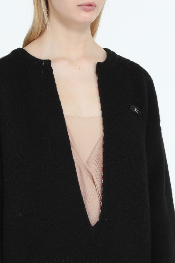 세련된 데이트룩과 카페룩을 완성하는 여성용 브이넥 크롭 풀오버 니트입니다. 봄, 가을 시즌에 어울리는 베이직 스타일의 블랙 컬러 무지 디자인으로, 레귤러핏으로 편안하게 착용 가능합니다. 긴 소매와 리버서블 디자인으로 다양한 연출이 가능하며, 니트 소재 특유의 부드러운 촉감을 선사합니다. 미니멀, 클래식, 캐주얼 등 어떤 스타일에도 잘 어울리는 활용도 높은 아이템입니다.
